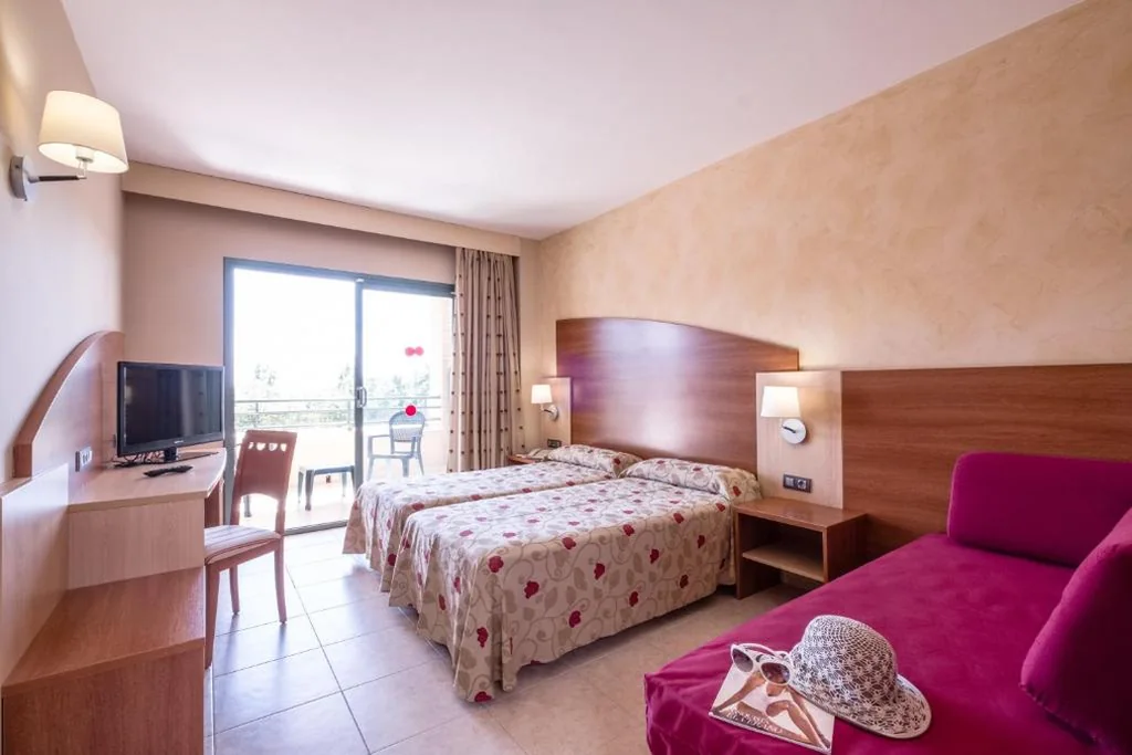 Habitación Estándar con vistas a la piscina — Hotel California Palace