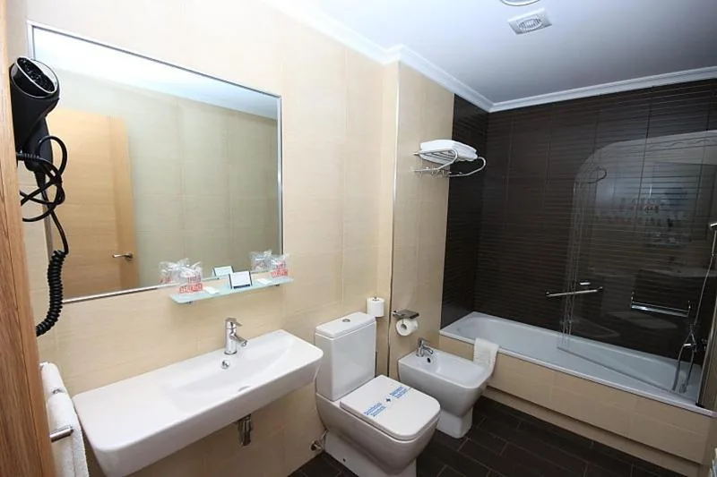 Chambre double (2 adultes + 1 enfant) - 1 ou 2 lits — Hotel Campomar 3*** Superior