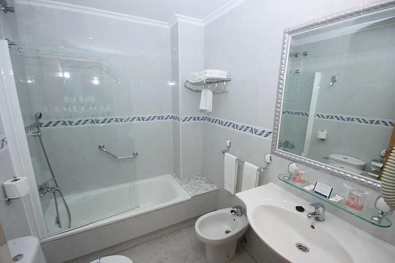 Chambre double avec lit d’appoint - 1 ou 2 lits — Hotel Campomar 3*** Superior
