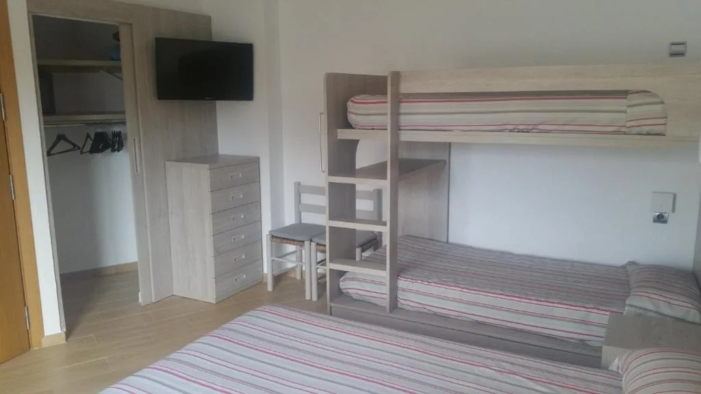 Habitación Familiar (2 adultos y 2 niños) — Hotel Can Català