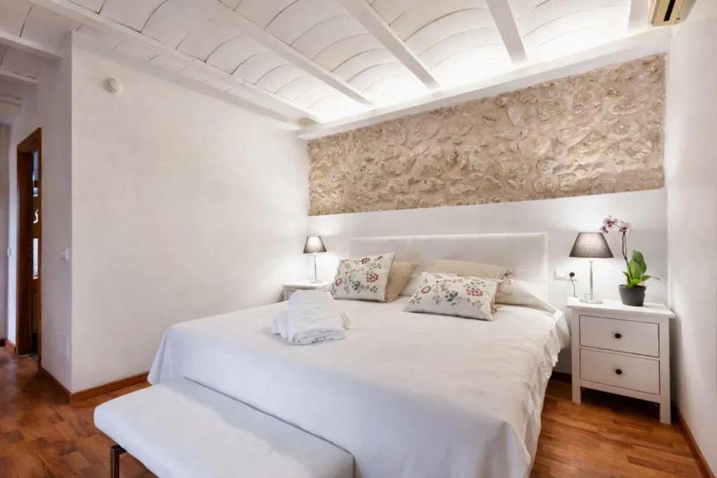 Quarto com Cama de Casal Grande e Banheira de Hidromassagem — Hotel Can Riera by CheelHotels
