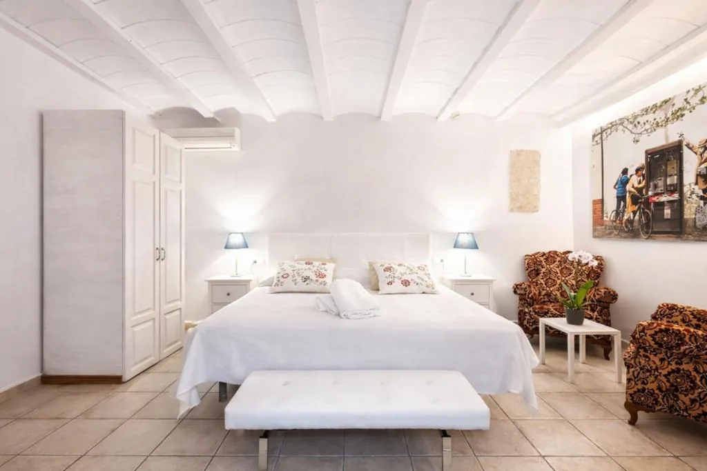 Suite com banheira de hidromassagem e cama de casal grande — Hotel Can Riera by CheelHotels