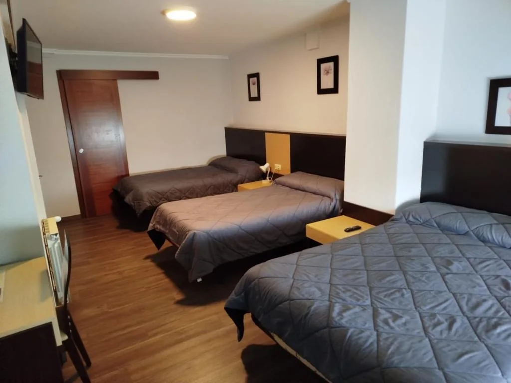 Chambre quadruple avec douche — Hotel Canaima Bruma 1,5 k Camino
