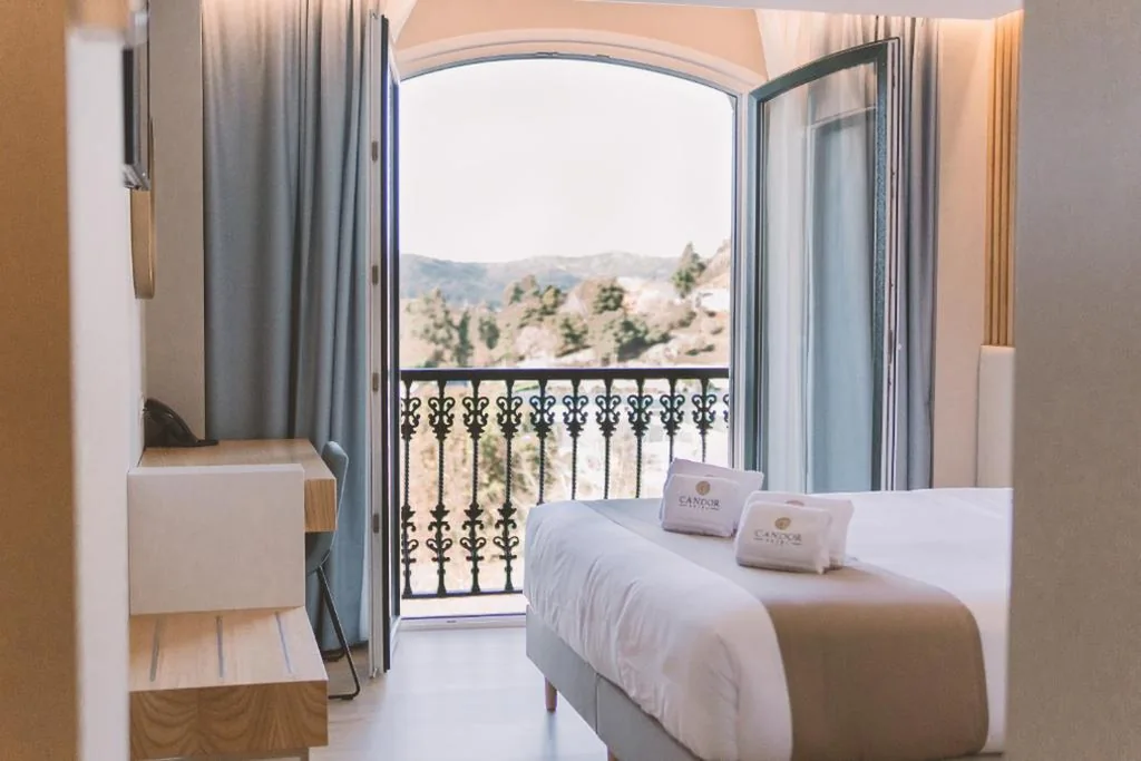 Quarto Duplo Deluxe com varanda - 1 ou 2 camas — HOTEL CANDOR