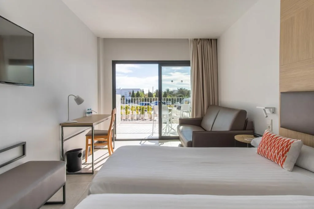 Chambre Triple (2 adultes + 1 enfant) — Hotel Cap Negret