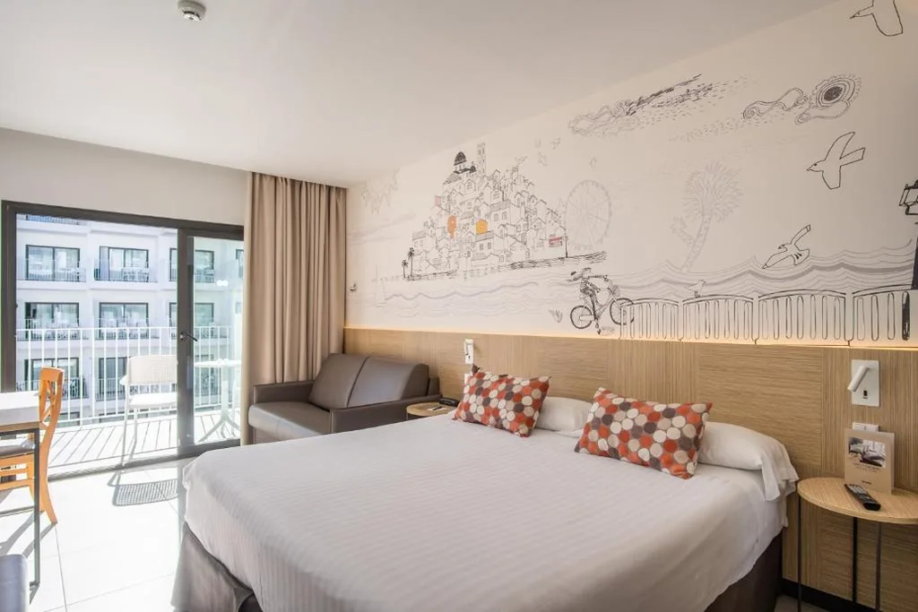 Chambre Triple Premier avec vue latérale sur la mer (2 adultes + 1 enfant) — Hotel Cap Negret