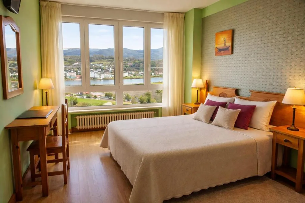 Camera con letto matrimoniale grande e vista sulle montagne — Hotel Capellan