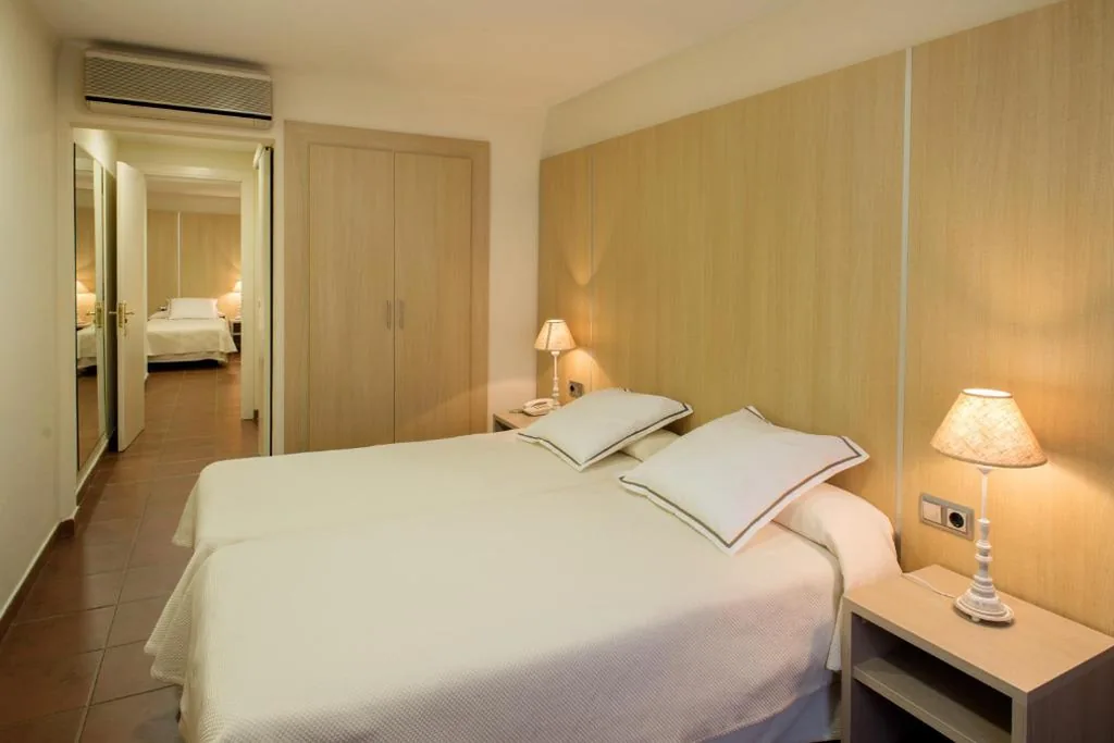 Chambre Quadruple avec vue sur la rue — Hotel Capri