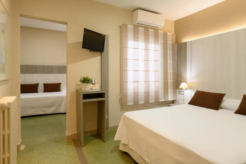Chambre Triple Intérieure — Hotel Capri