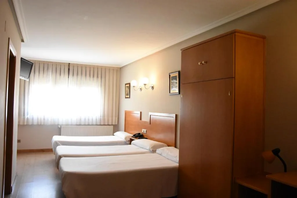 Basic-Dreibettzimmer — Hotel Carbayon