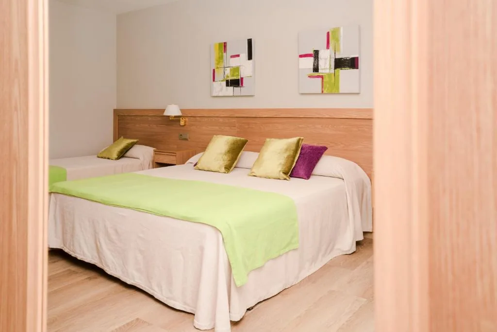 Camera doppia con letto aggiuntivo — Hotel Caribe Sanxenxo