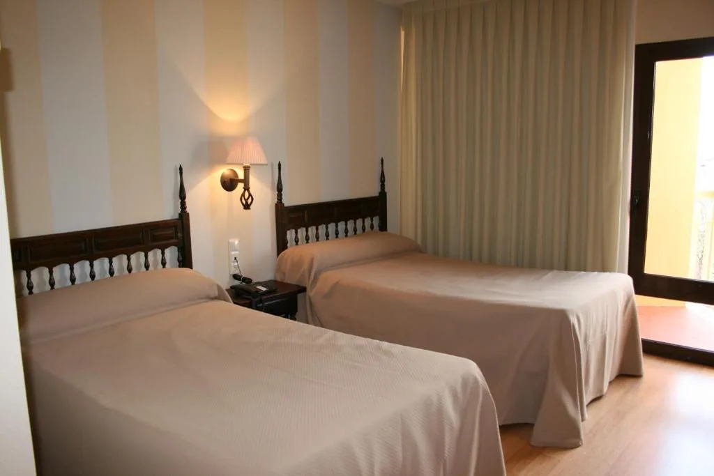 Habitación Doble con balcón - 2 camas — Hotel Cariñena