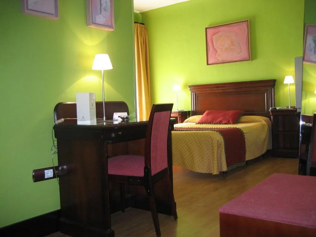 Chambre avec grand lit et baignoire spa — Hotel Carlos V