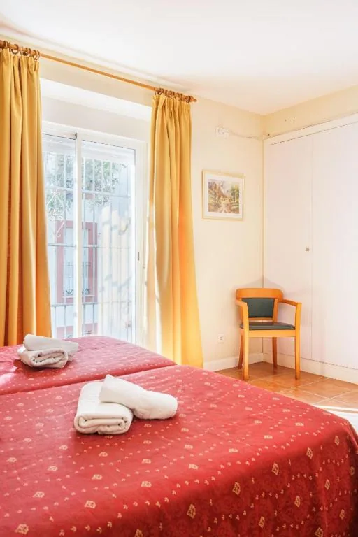 Chambre quadruple — Hotel Carlos V Jerez by Vivere Stays