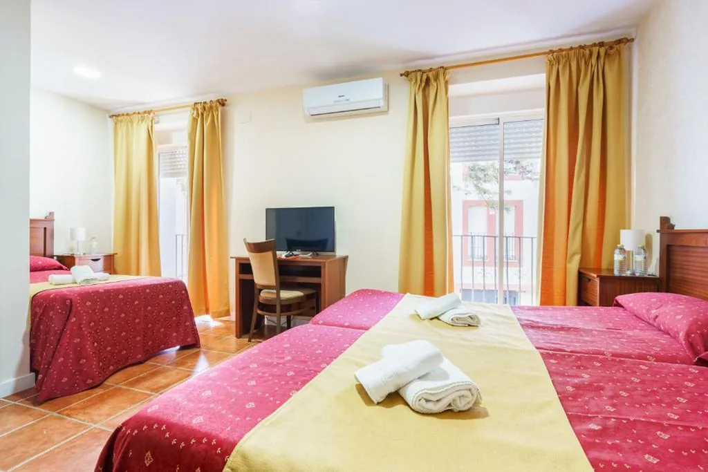 Chambre triple — Hotel Carlos V Jerez by Vivere Stays