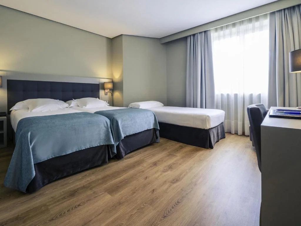 Camera Tripla Standard — Hotel Carlton Rioja