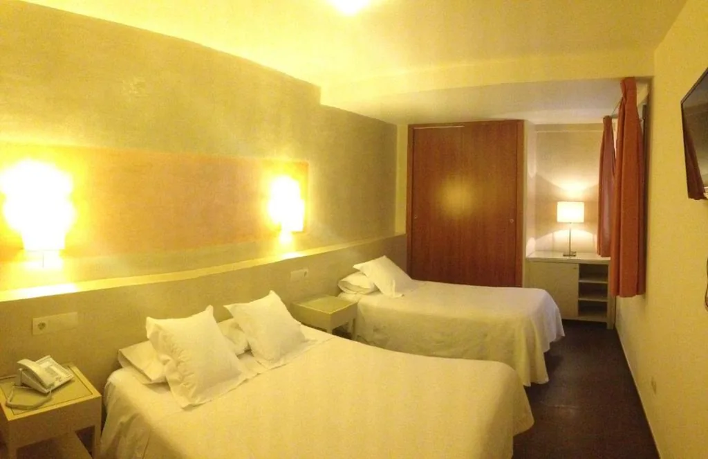 Habitación con cama grande y balcón — Hotel Carmen
