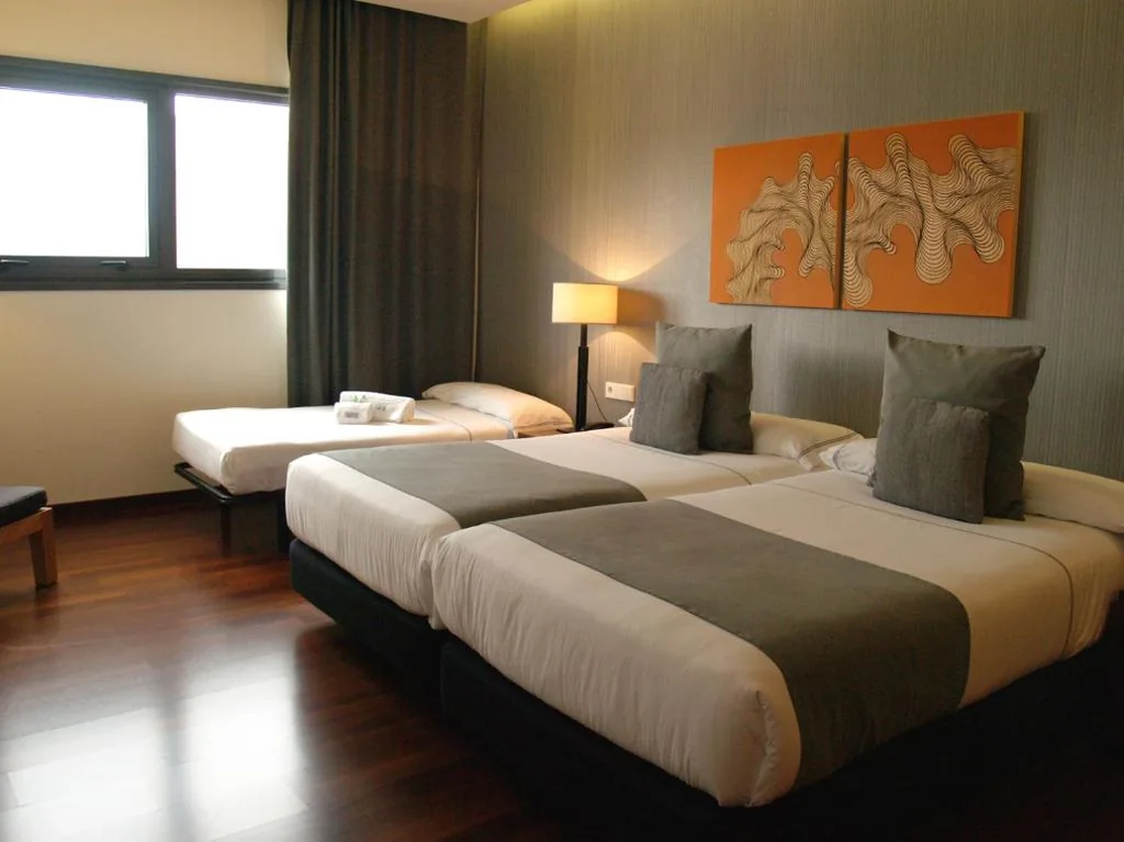 駐車場付きトリプルルーム — Hotel Carris Marineda