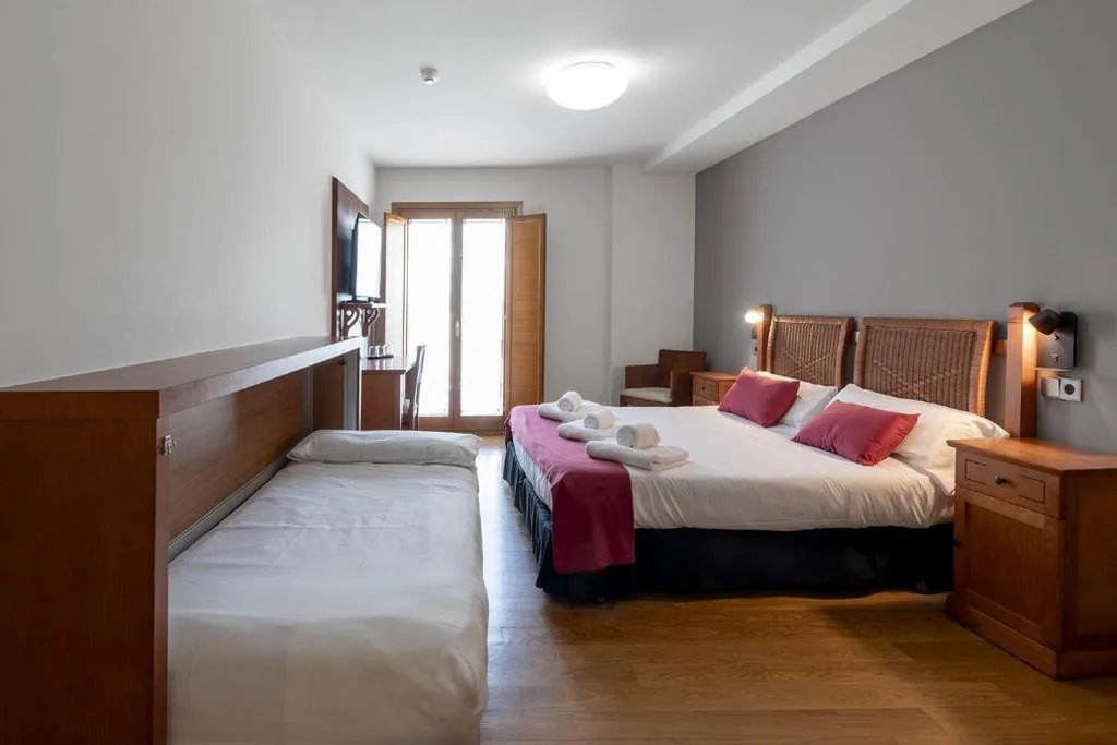 Habitación Familiar — Hotel Casa Azcona