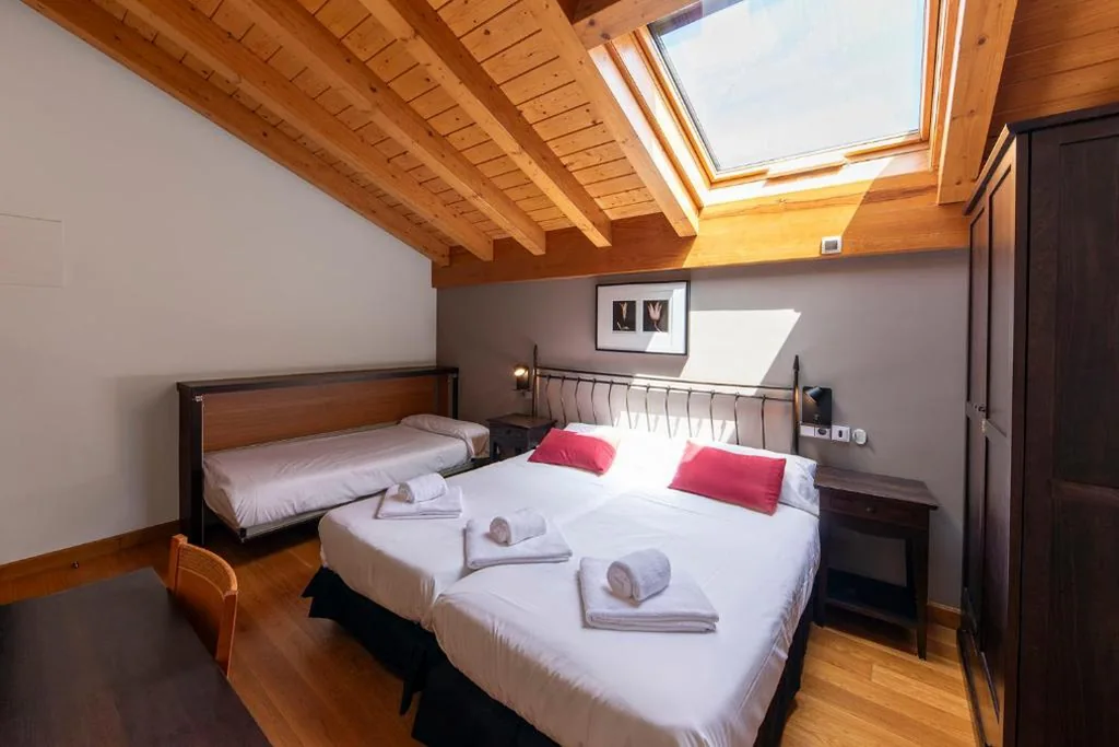Habitación Triple — Hotel Casa Azcona