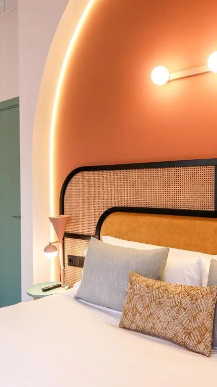 Chambre avec lit double très grand et balcon — Hotel Casa Beatas