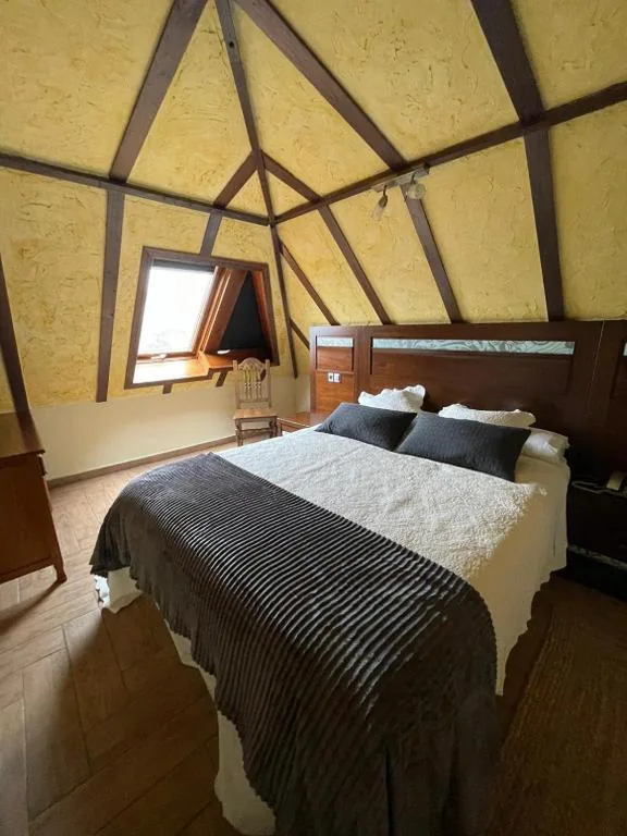 Camera con letto matrimoniale e vasca idromassaggio — Hotel Casa Beletri