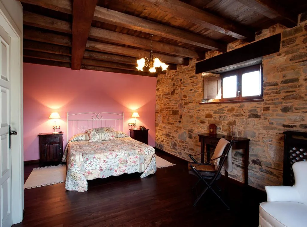 Zimmer mit großem Doppelbett und Whirlpool — Hotel Casa Cachón