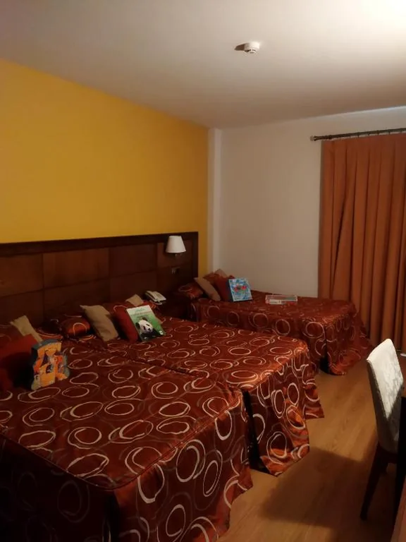Habitación Doble con balcón (2 adultos + 1 niño) — Hotel Casa Chuldian