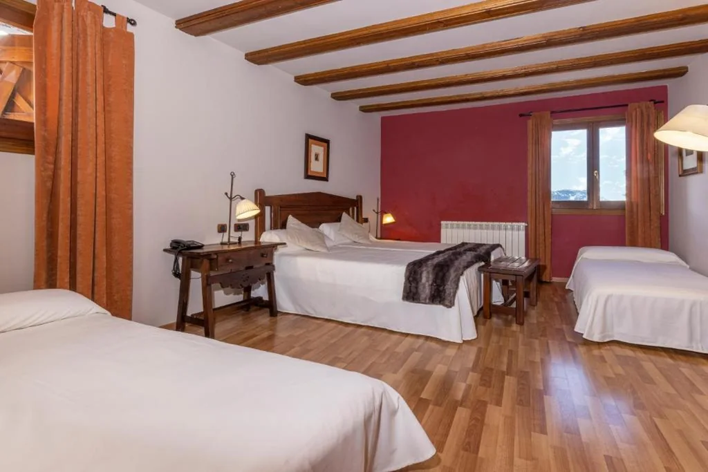 Quarto Duplo - 2 camas (2 adultos + 2 crianças) — Hotel Casa Cornel