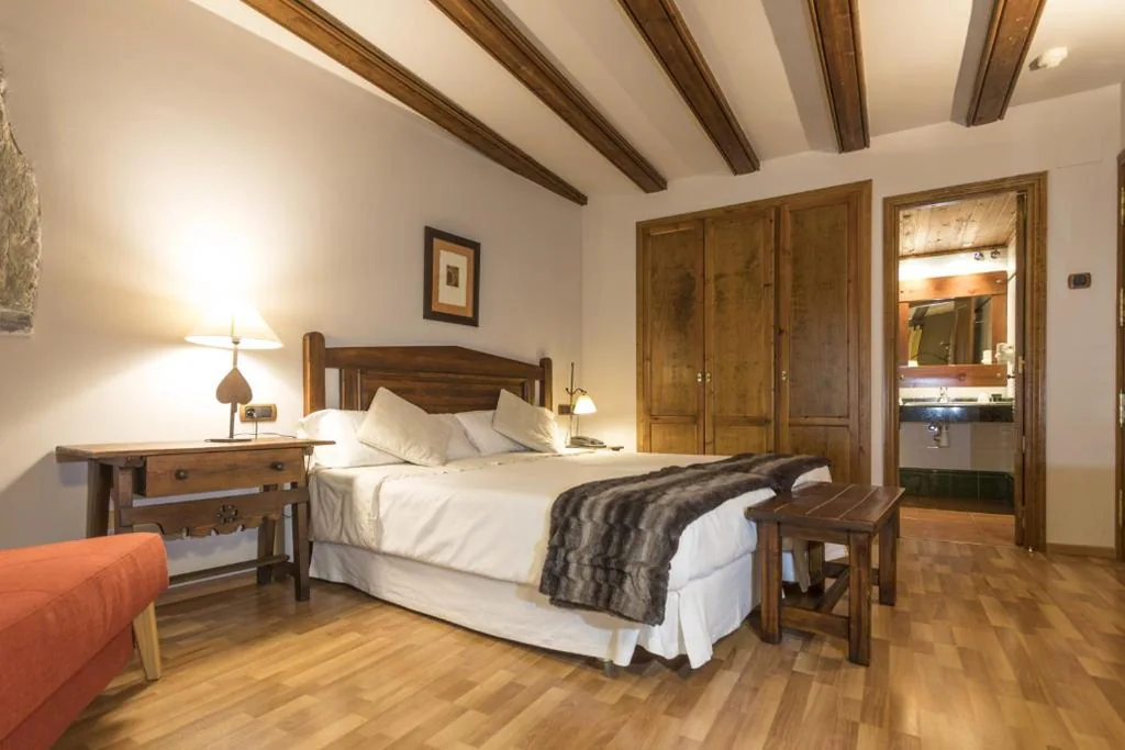 Quarto Duplo com cama extra (2 adultos + 1 criança) - 2 camas — Hotel Casa Cornel