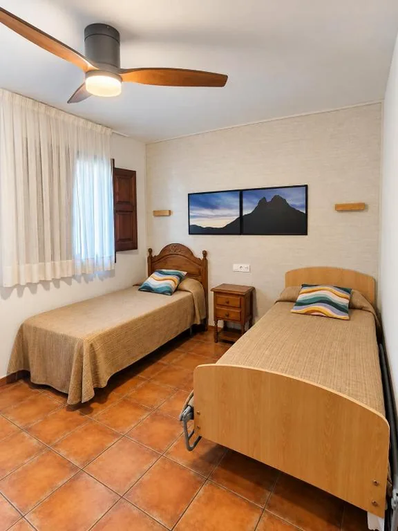 Tweepersoonskamer met douche - 2 bedden — Hotel Casa Duaner