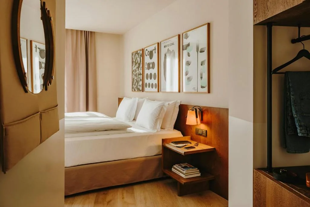 Camera con letto matrimoniale extra large, balcone e vista sulla strada — Hotel Casa Luz