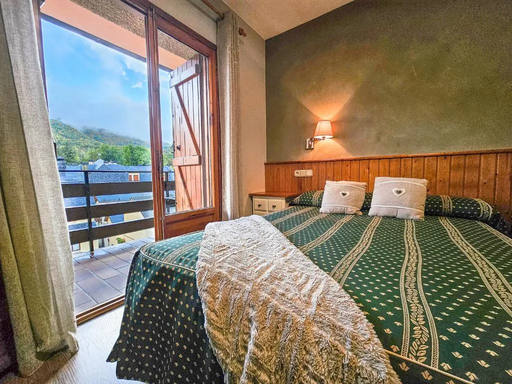 Habitación Cuádruple con balcón — Hotel Casa Morlans 3000