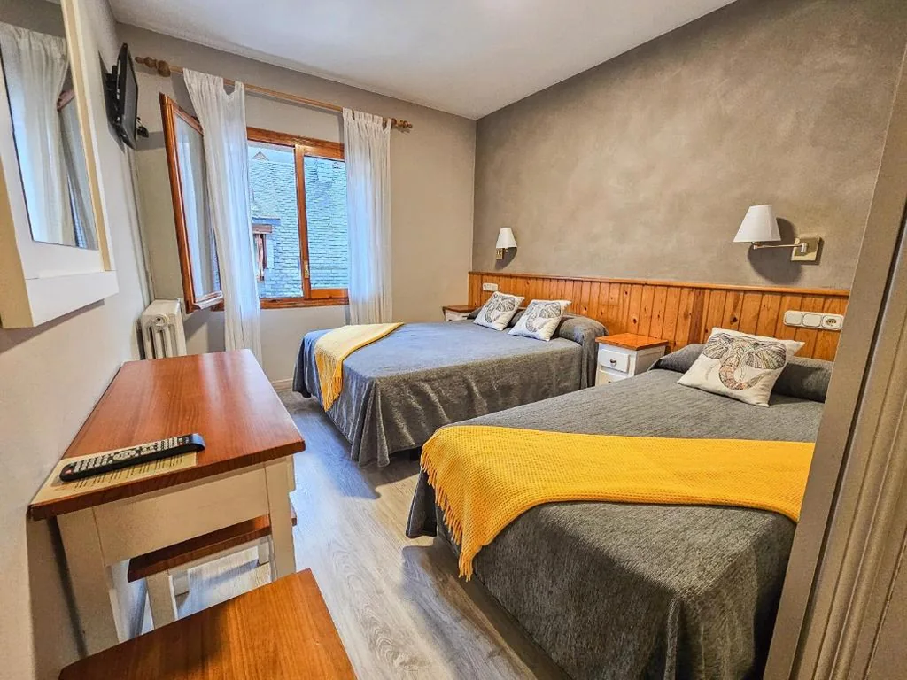 Habitación Triple Económica — Hotel Casa Morlans 3000