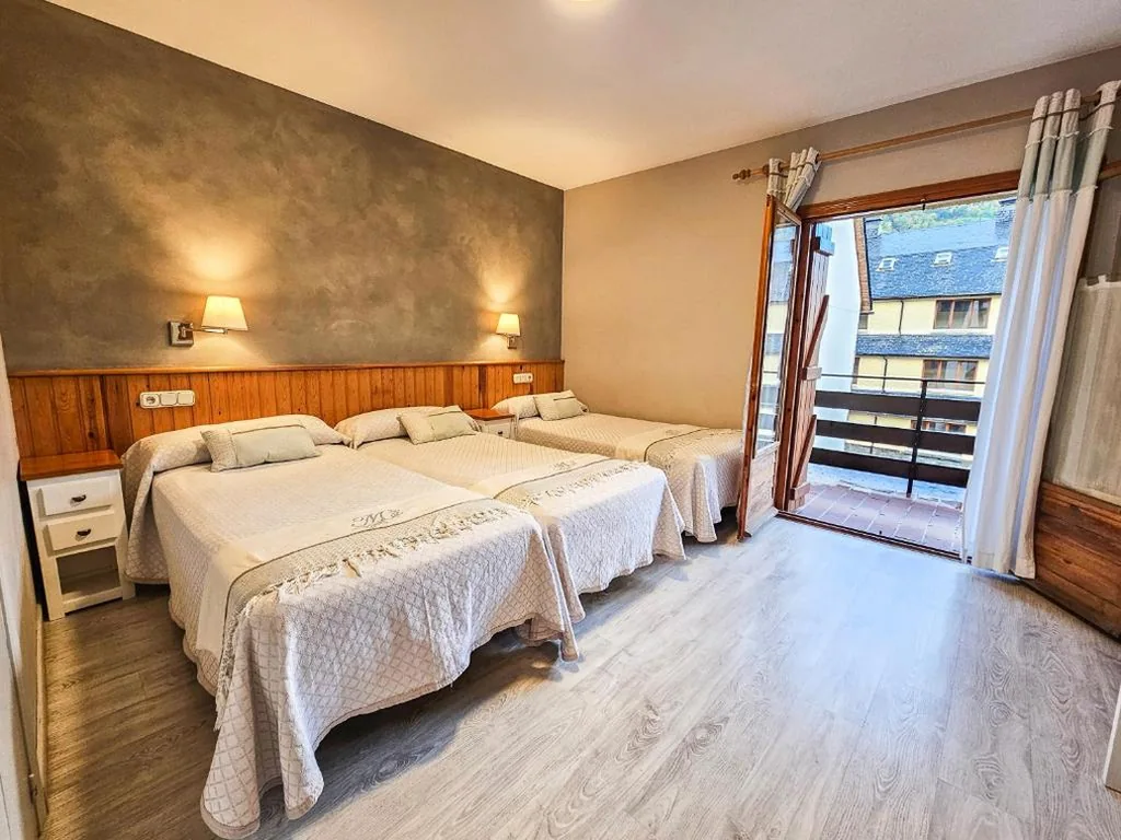 Habitación Triple — Hotel Casa Morlans 3000