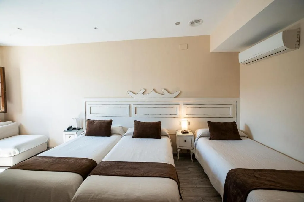 Habitación Triple — Hotel Casa Museo de la Mezquita
