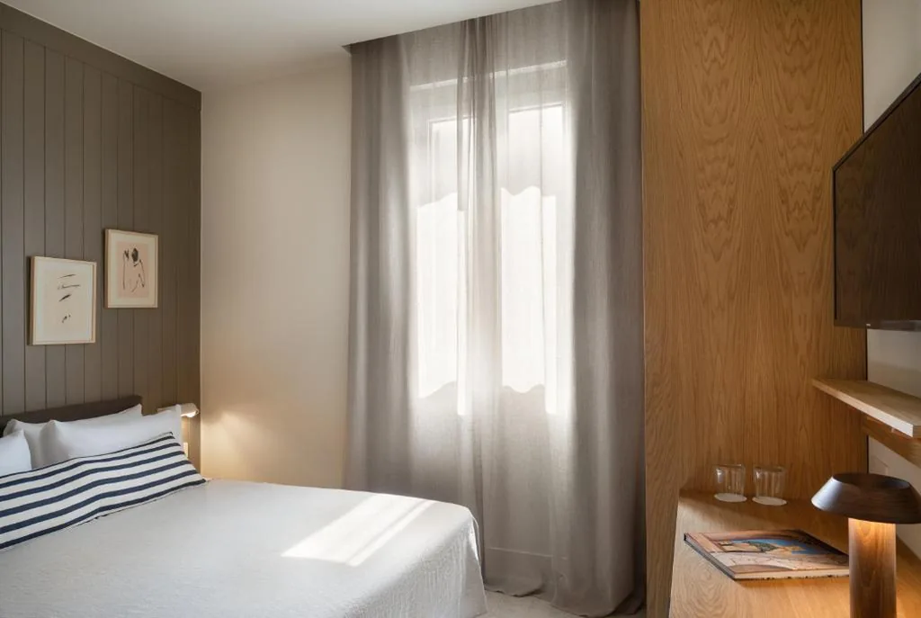 Camera dal design particolare con vista sulla città — Hotel Casa Teva Barcelona