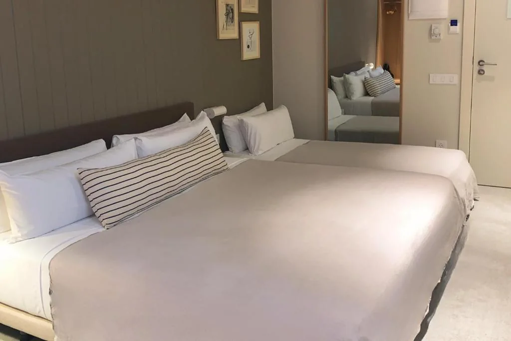 Camera tripla dal design particolare — Hotel Casa Teva Barcelona