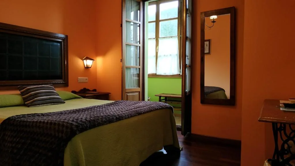 Camera con letto matrimoniale e vista giardino — Hotel Casa Vieja del Sastre