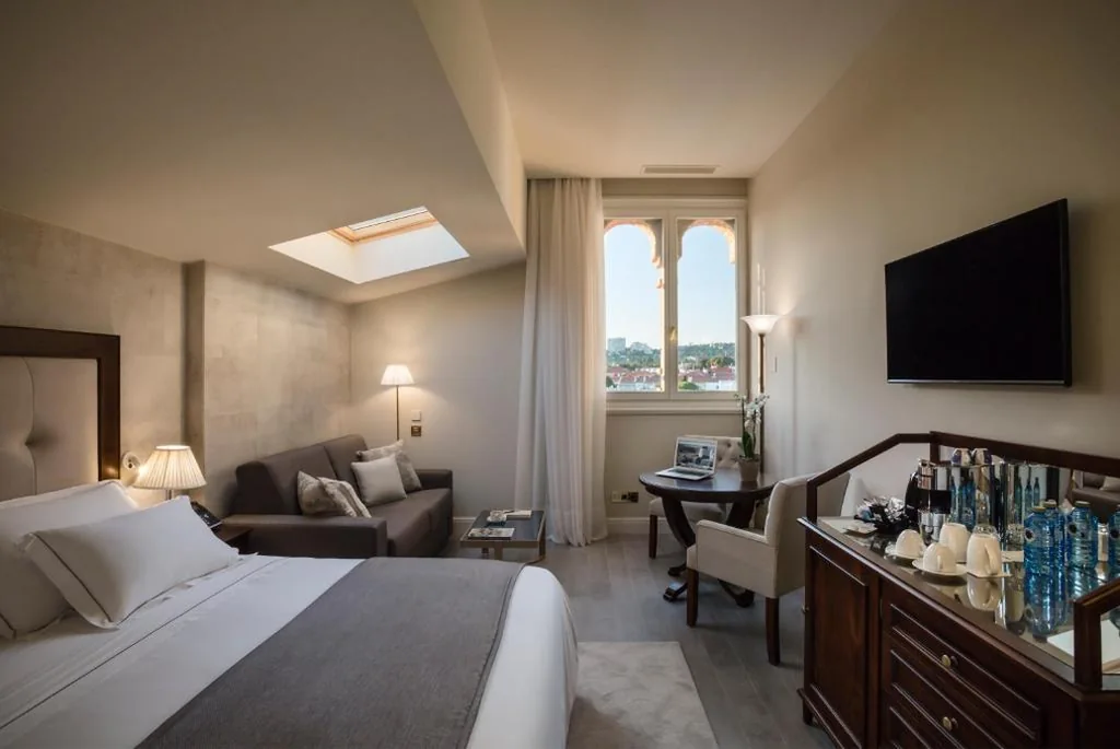 Habitación en el ático con vistas al jardín — Hotel Casa Vilella 4* Sup