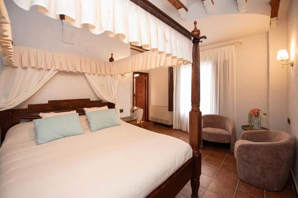 Suite with Balcony — Hotel Caseta Nova