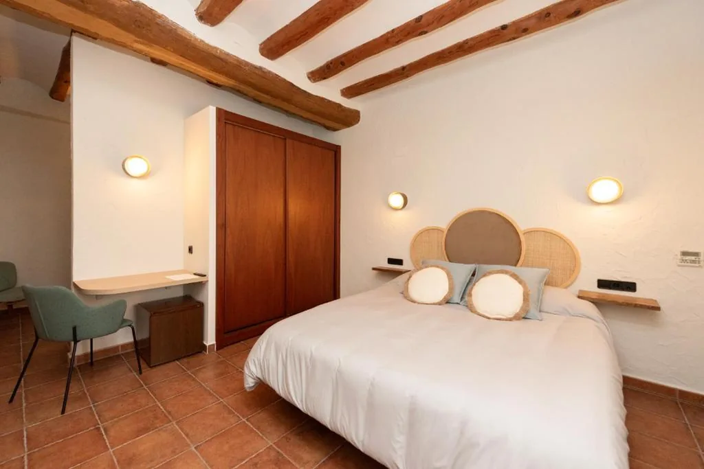 Suite with Extra-Large Bed — Hotel Caseta Nova