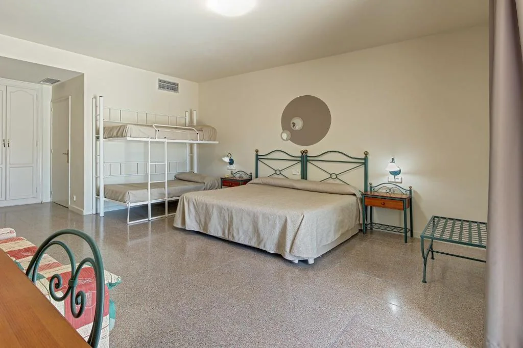 Habitación Cuádruple Clásica — Hotel Castell Blanc