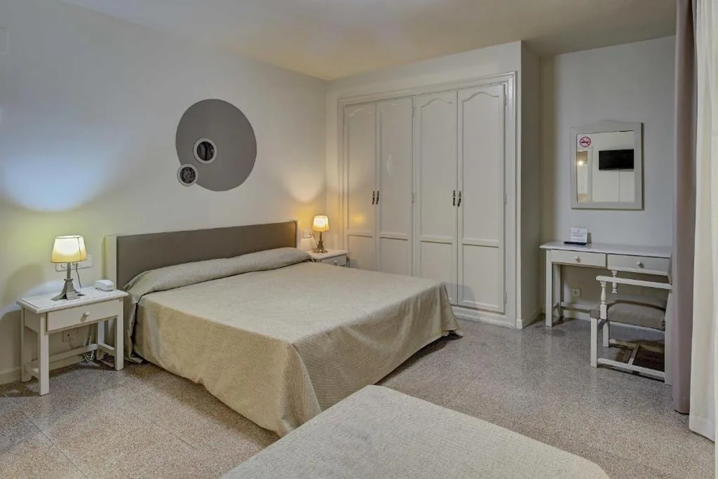 Habitación Triple Económica — Hotel Castell Blanc