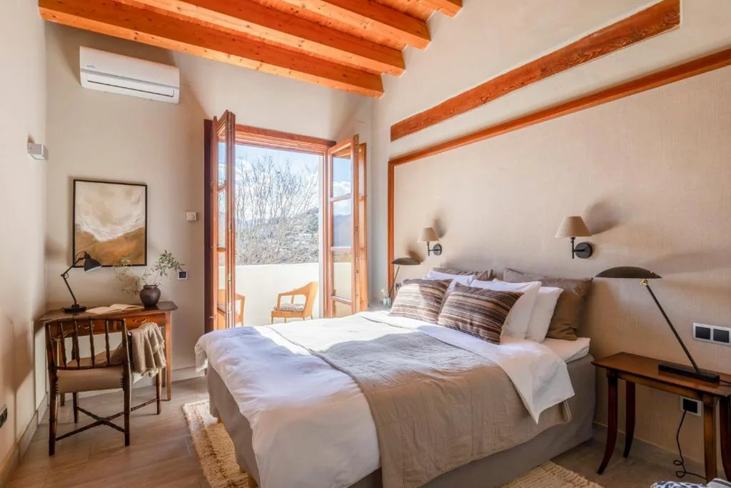 Habitación con cama extragrande y vistas a la montaña — Hotel Castell de la Solana