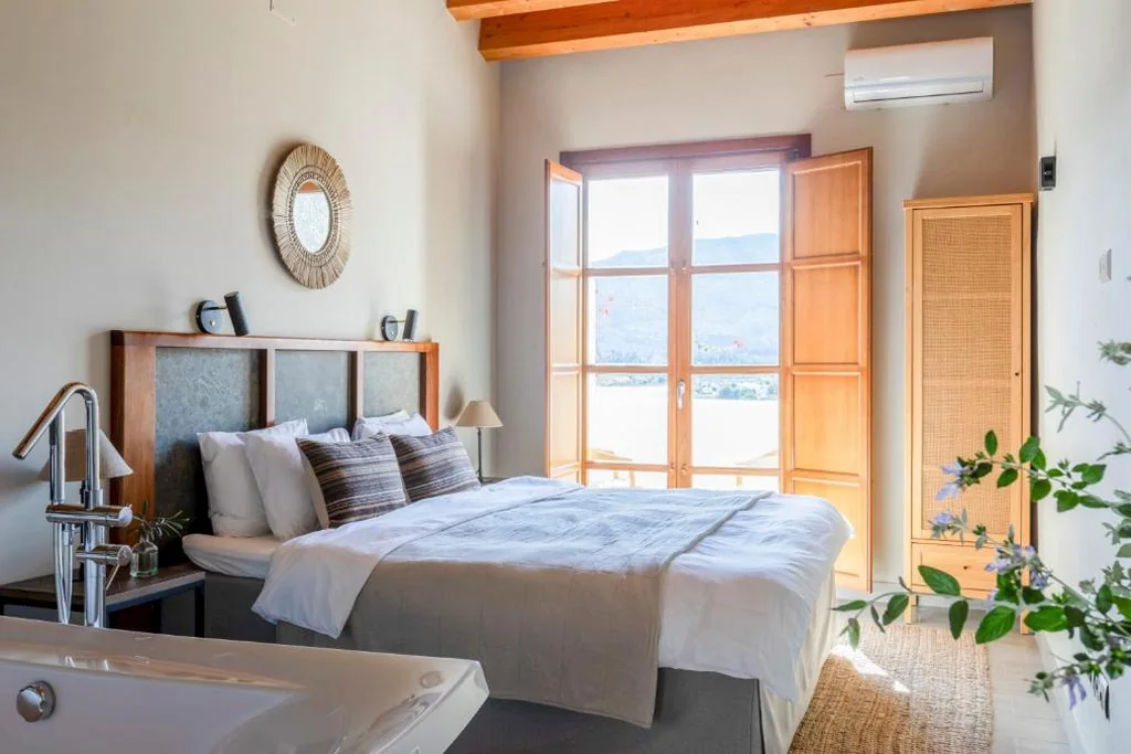 Habitación Doble con vistas a la montaña — Hotel Castell de la Solana