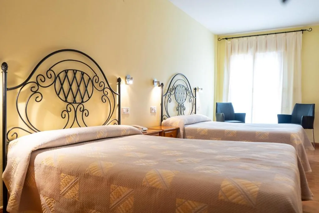 Habitación Familiar (2 adultos y 2 niños) — Hotel Castellote