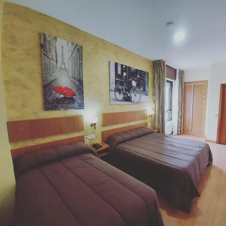 Habitación Familiar (2 adultos + 1 niño) — Hotel Castilla