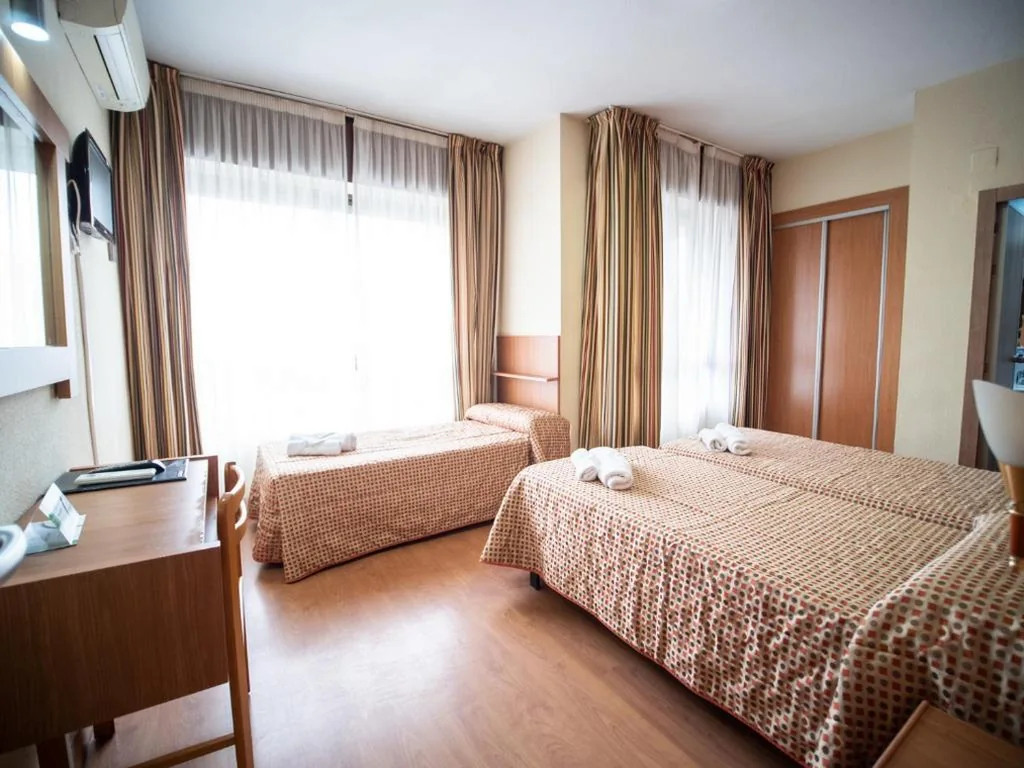Habitación Triple — Hotel Castilla
