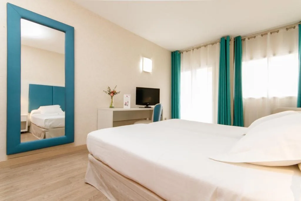 Superior-Doppelzimmer mit Zustellbett – 2 Betten (3 Erwachsene) — Hotel Castilla Alicante